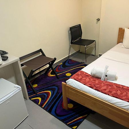 Single Sharing Room And Short Hours Stay At Sandpiper Hotel Singapore Buitenkant foto